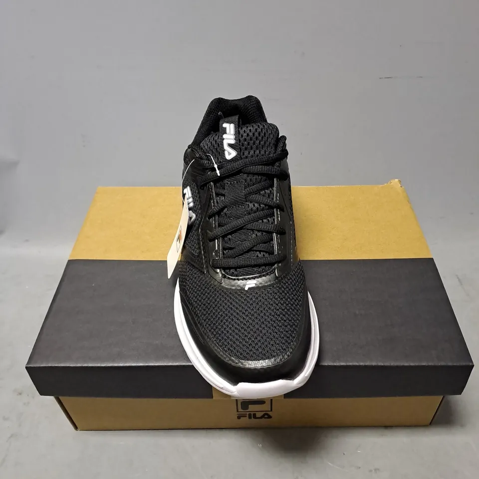 BOXED PAIR OF FILA MEMORY TREXLOR TRAINERS IN BLACK/WHITE SIZE MENS 7