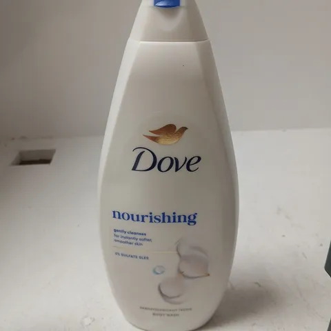 APPROXIMATELY 18 ASSORTED COSMETIC ITEMS INCLUDING BONDI SANDS EXFOLIATING MITT , BSSET COILY CURL CREAM AND DOVE BODY WASH