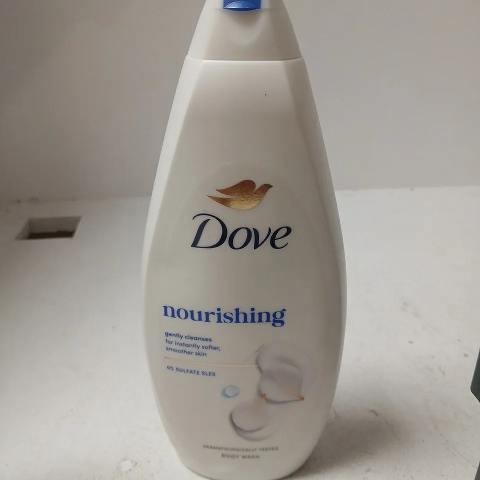 APPROXIMATELY 18 ASSORTED COSMETIC ITEMS INCLUDING BONDI SANDS EXFOLIATING MITT , BSSET COILY CURL CREAM AND DOVE BODY WASH