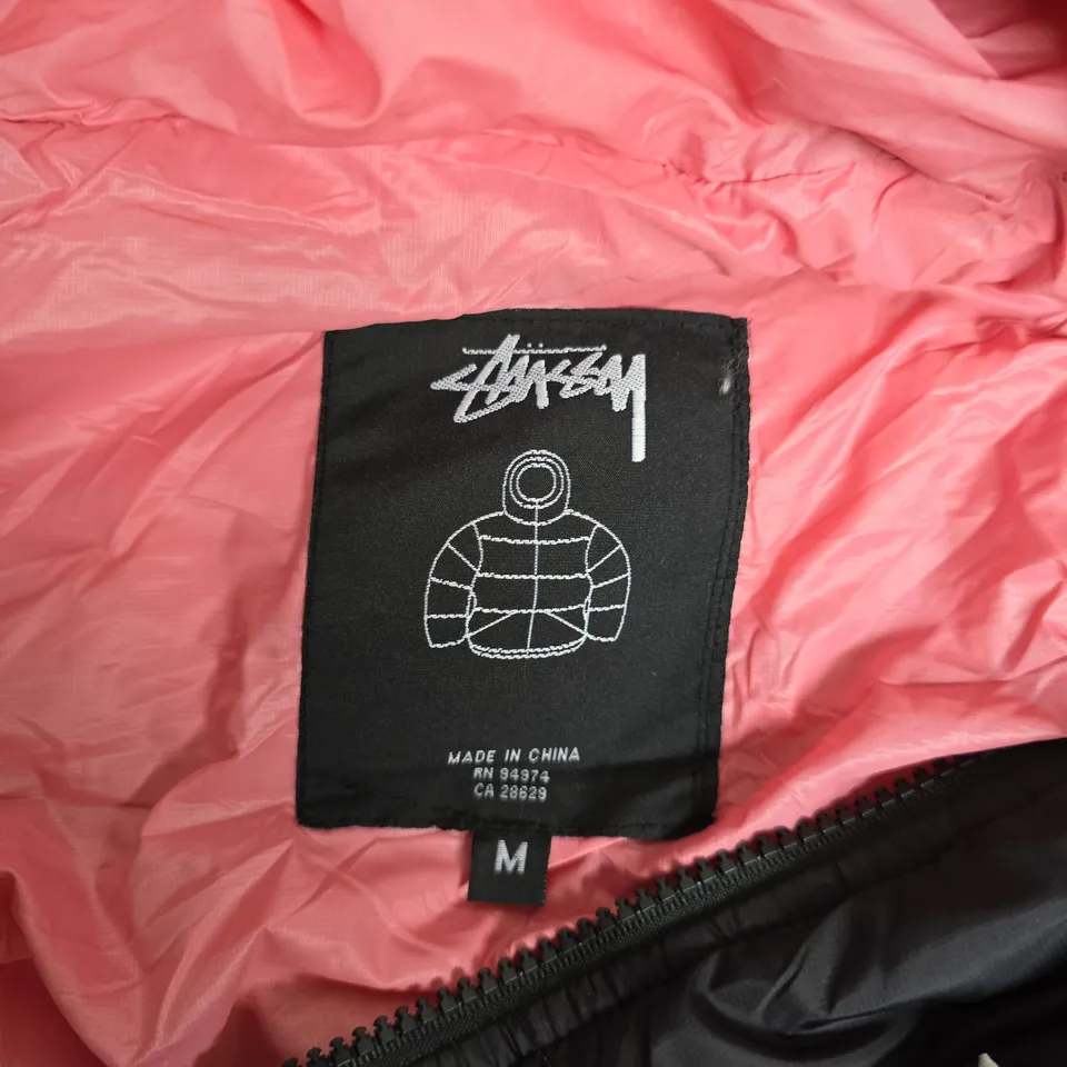 STÜSSY PUFFER JACKET – BLACK WITH PINK INTERIOR – SIZE M