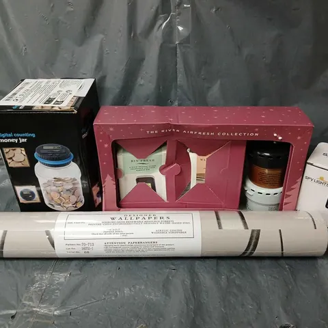 APPROXIMATELY 15 ASSORTED HOUSEHOLD ITEMS TO INCLUDE SECURITY LIGHTS, DIGITAL COUNTING MONEY JAR, WALLPAPER, ETC