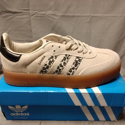 BOXED PAIR OF ADIDAS SAMBA OG TRAINERS IN OFF WHITE - UK 6