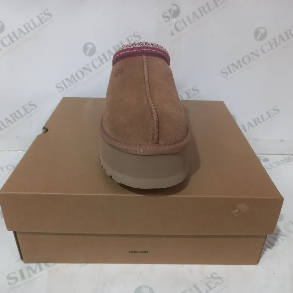 BOXED PAIR OF UGG WTAZZ SHOES IN CHESTNUT UK SIZE 5