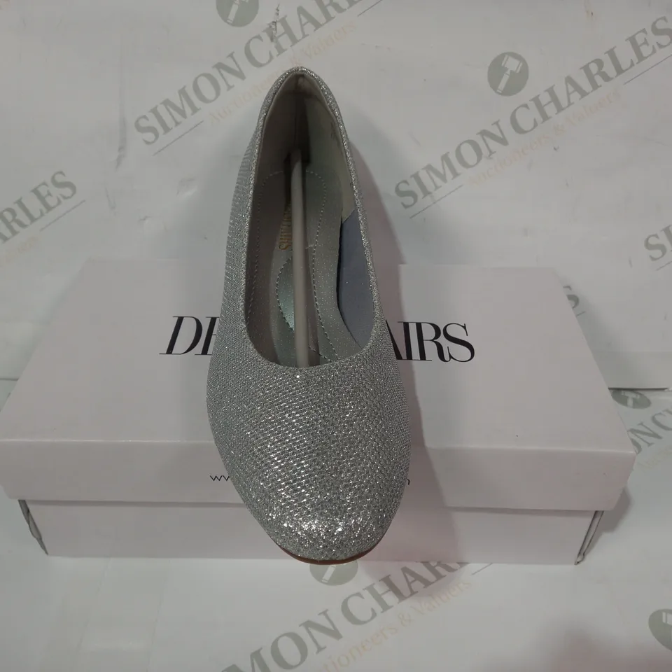 BOXED PAIR OF DREAM PAIRS MILA LOW HEEL SLIP-ON SHOES IN METALLIC SILVER COLOUR W. GLITTER EFFECT SIZE 8.5
