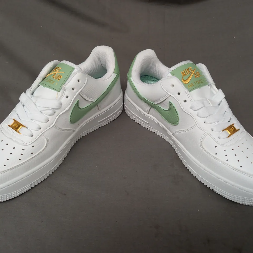 BOXED PAIR OF NIKE AIR FORCE 1 SHOES IN WHITE/GREEN/GOLD UK SIZE 7