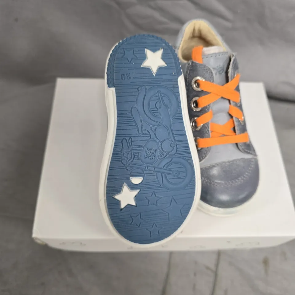 NOËL KIDS MINI MARCH SNEAKERS – GREY/BLUE, ORANGE LACES, EU 20 (UK 4)