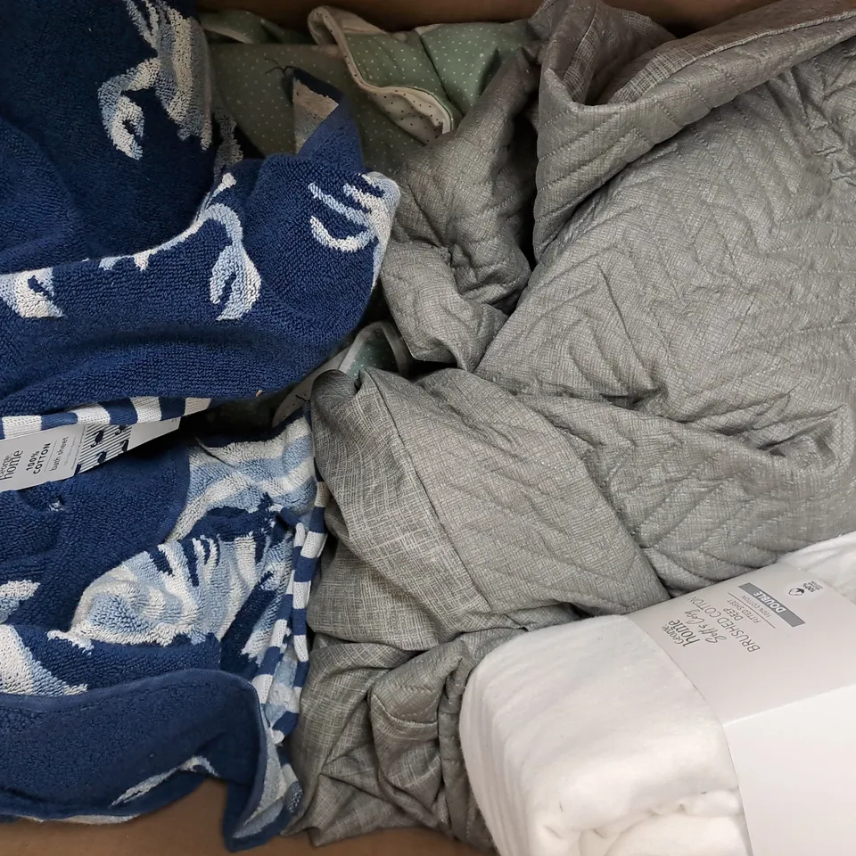 BOX OF APPROXIMATELY 10 ASSORTED HOUSEHOLD ITEMS TO INCLUDE BEDDING AND TOWELS ETC IN VARIOUS STYLES, SIZES, AND COLOURS - COLLECTION ONLY