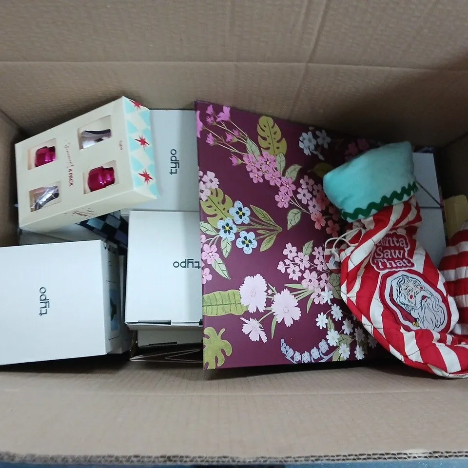 BOX OF APPROXIMATELY 10 ASSORTED ITEMS TO INCLUDE KIDS GAMES, CHRISTMAS DECORATIONS AND MUGS AND CUPS