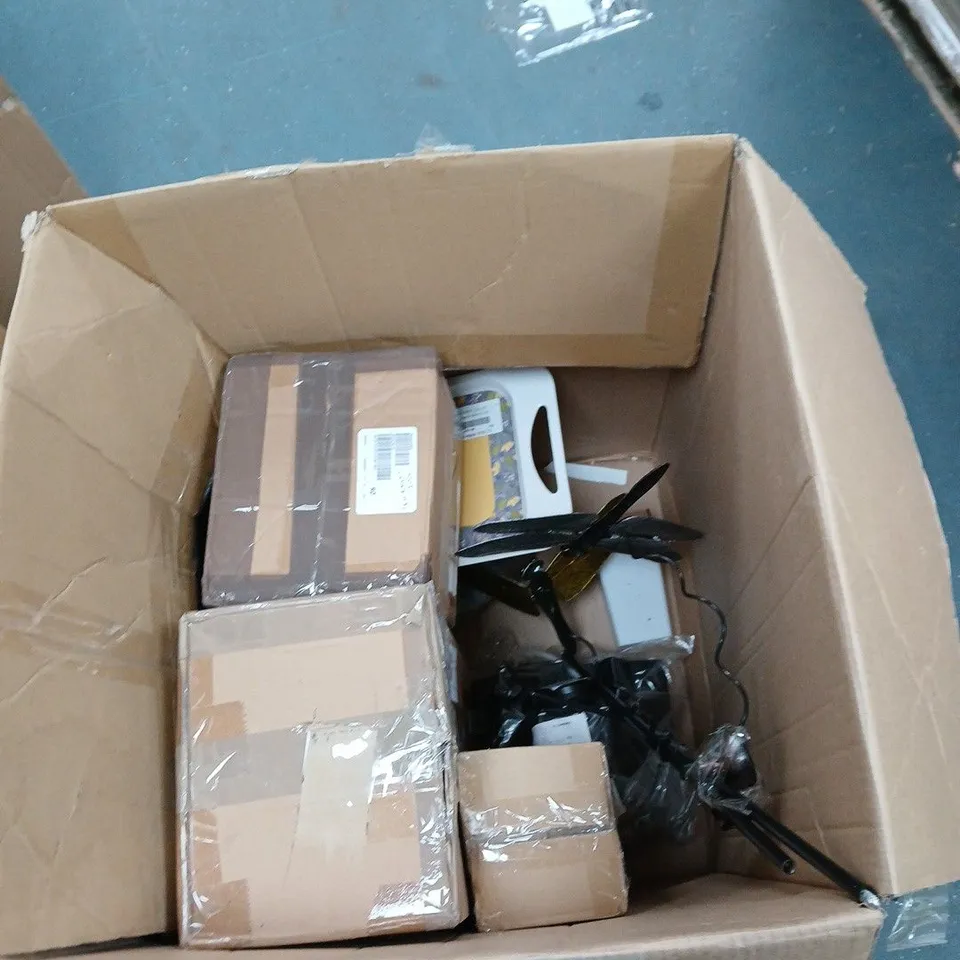 BOX OF ASSORTED GARDEN ITEMS APPROXIMATLEY 10 ITEMS.