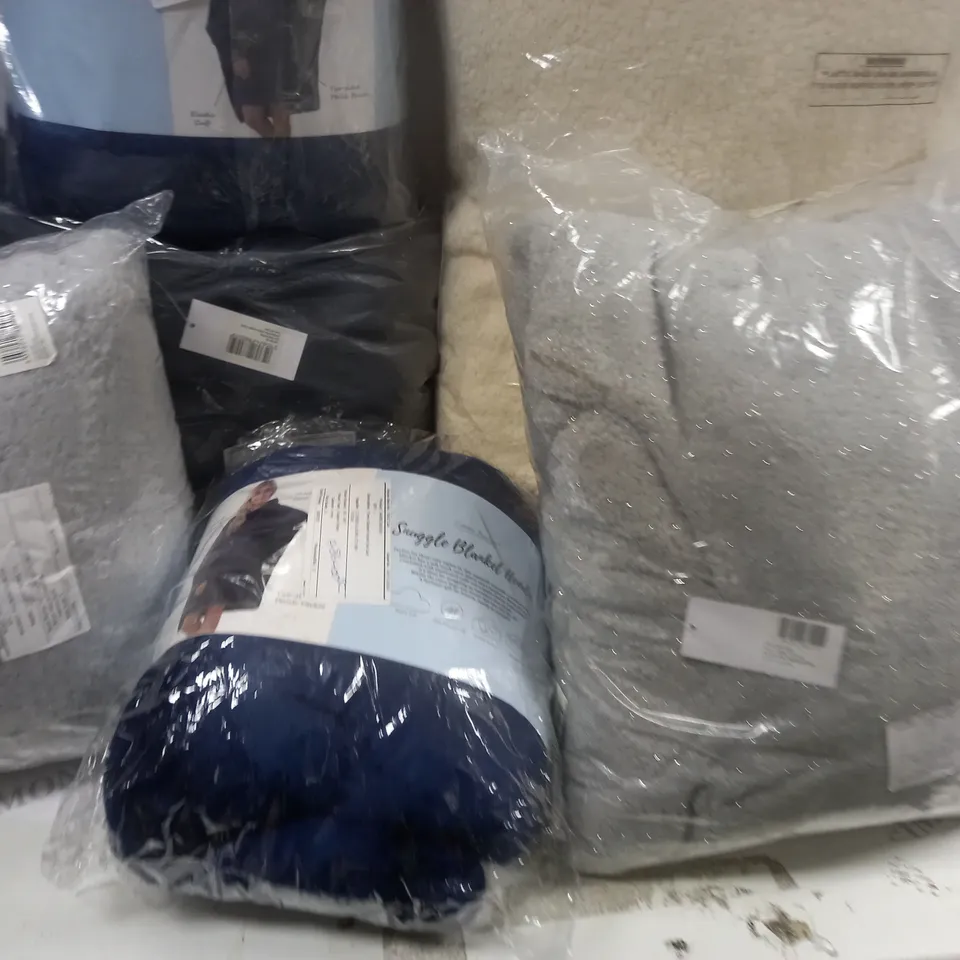 LOT OF 6 ASSORTED HOME FABRIC ITEMS TO INCLUDE FLEECE BLANKETS AND TEDDY FILLED PILLOW