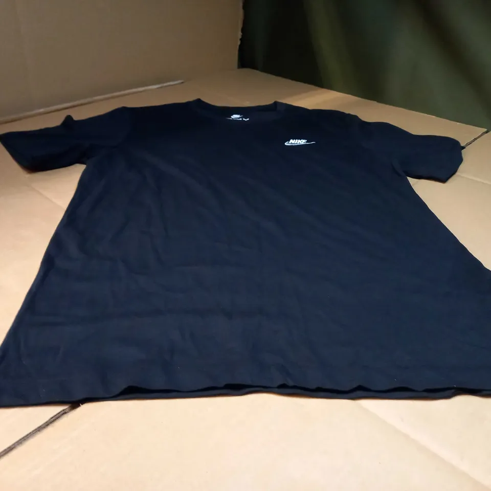 NIKE BLACK/LOGO TEE - SMALL