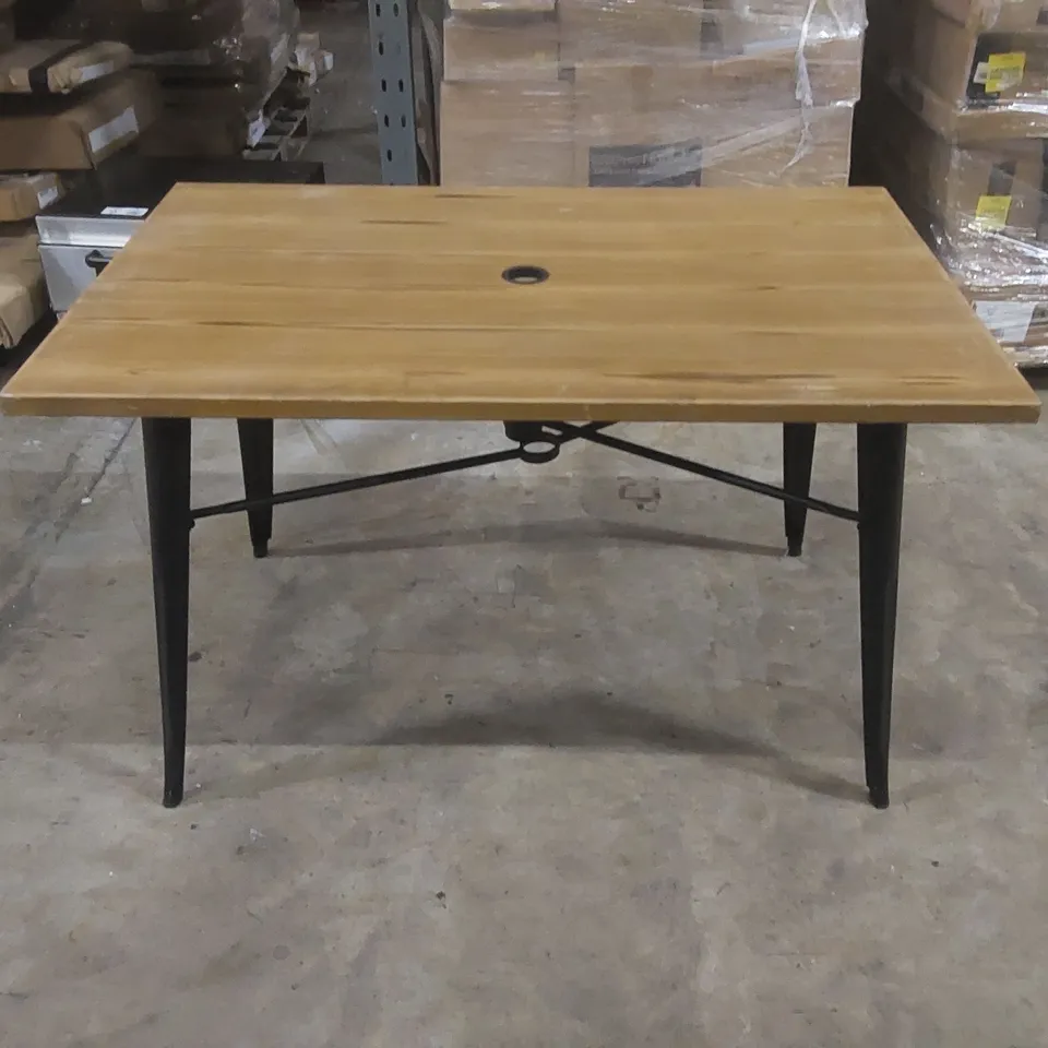 GARDEN TABLE WITH PARASOL HOLE