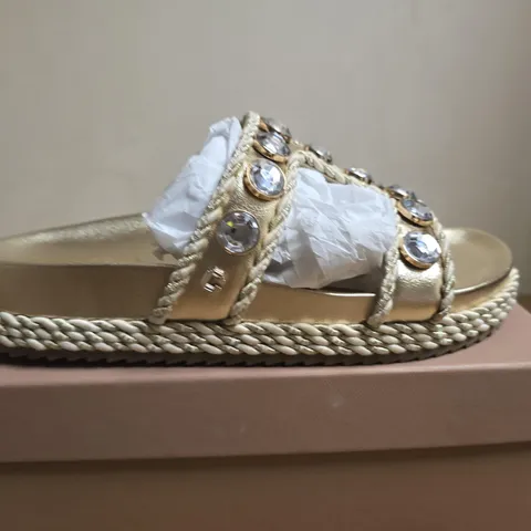 BOXED PAIR OF CARVELA SORELLA FLATFORM GOLD SANDALS β UK 8