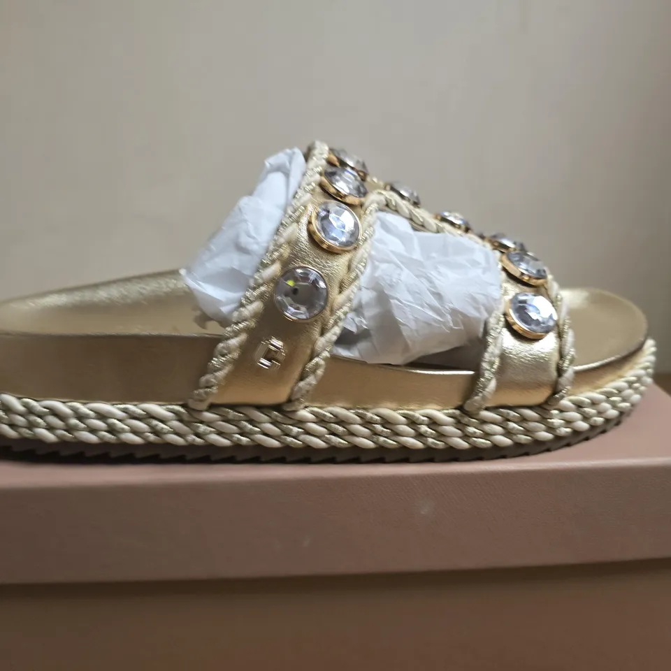 BOXED PAIR OF CARVELA SORELLA FLATFORM GOLD SANDALS – UK 8 