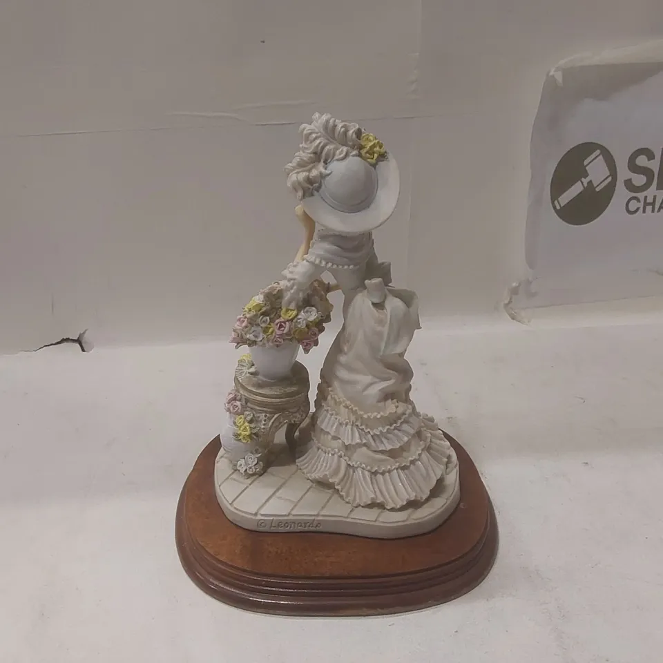LEONARDO COLLECTION VINTAGE FIGURINE LADY "SARA LOUISE" 1993 COLLECTABLE