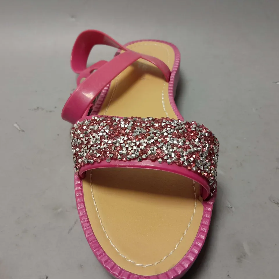 APPROXIMATELY 14 SAVANNAH COLLECTION OPEN TOE SANDALS IN PINK IN VARIOUS SIZES