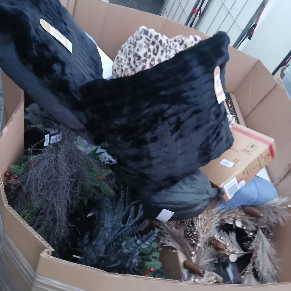 PALLET OF APPROXIMATELY 25 ASSORTED PRODUCTS TO INCLUDE; ORGANIC MIRROR, REALLY USEFUL BOXES, STAKE LIGHTS, DUVET SET, HANGING SWAG, SCOVILLE WOK AND HOCUS POCUS WREATH