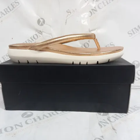 BOXED PAIR OF NATURALIZER SANDALS IN GOLD AND WHITE SIZE 6