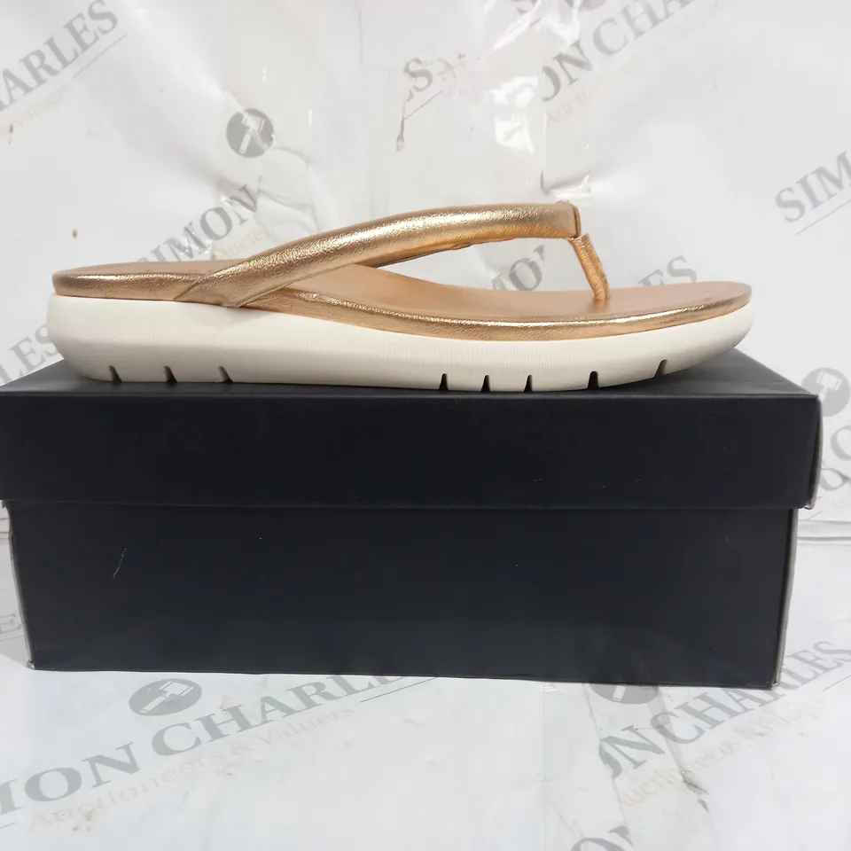 BOXED PAIR OF NATURALIZER SANDALS IN GOLD AND WHITE SIZE 6