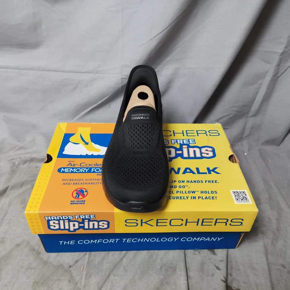BOXED PAIR OF SKECHERS GO FLEX WALK TRAINERS IN BLACK - UK 6