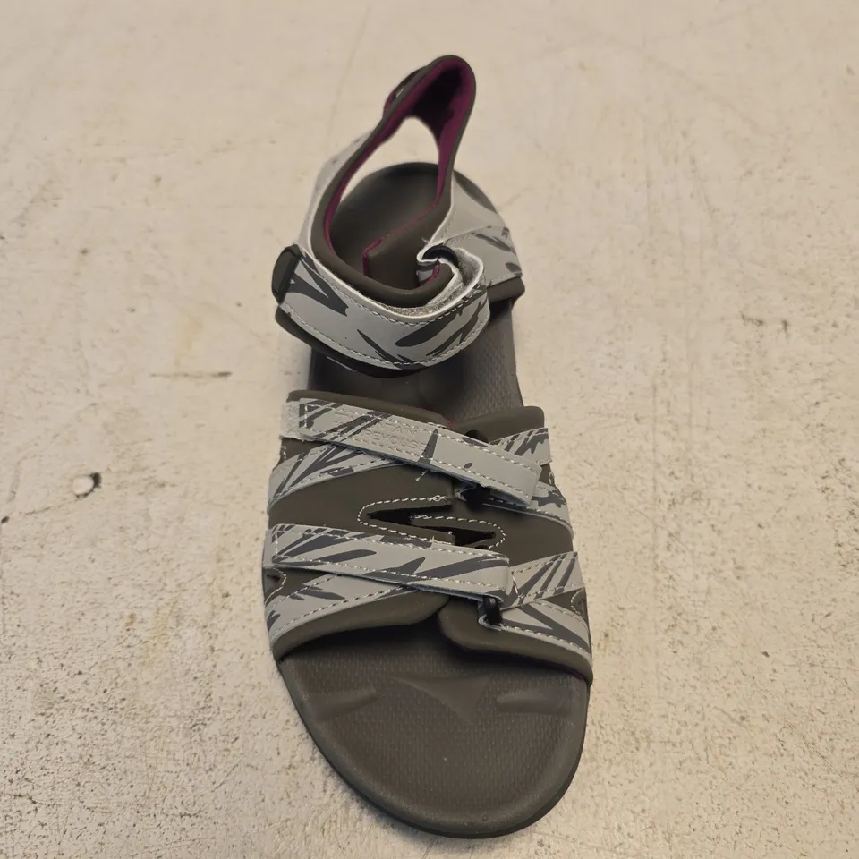 SANTORINI WOMEN'S WIDE FIT SANDAL – LIGHT GREY, UK 7 (EU 40) (US 9)