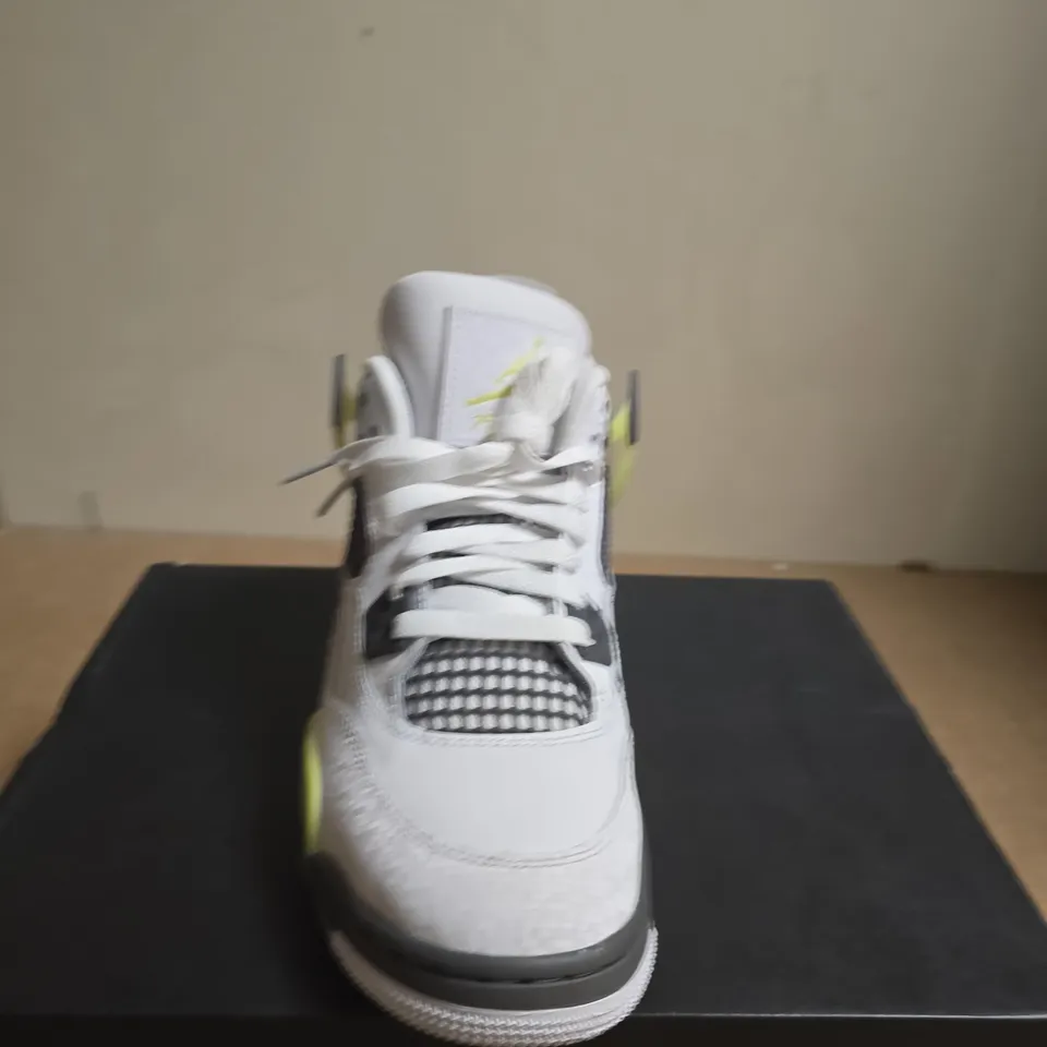 BOXED PAIR OF AIR JORDAN 4 RETRO GS – WHITE/LEMON TWIST, UK 6 YOUTH (SIZE 6Y)
