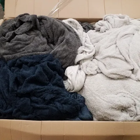 PALLET CONTAINING ASSORTED FLEECE FITTED SHEETS