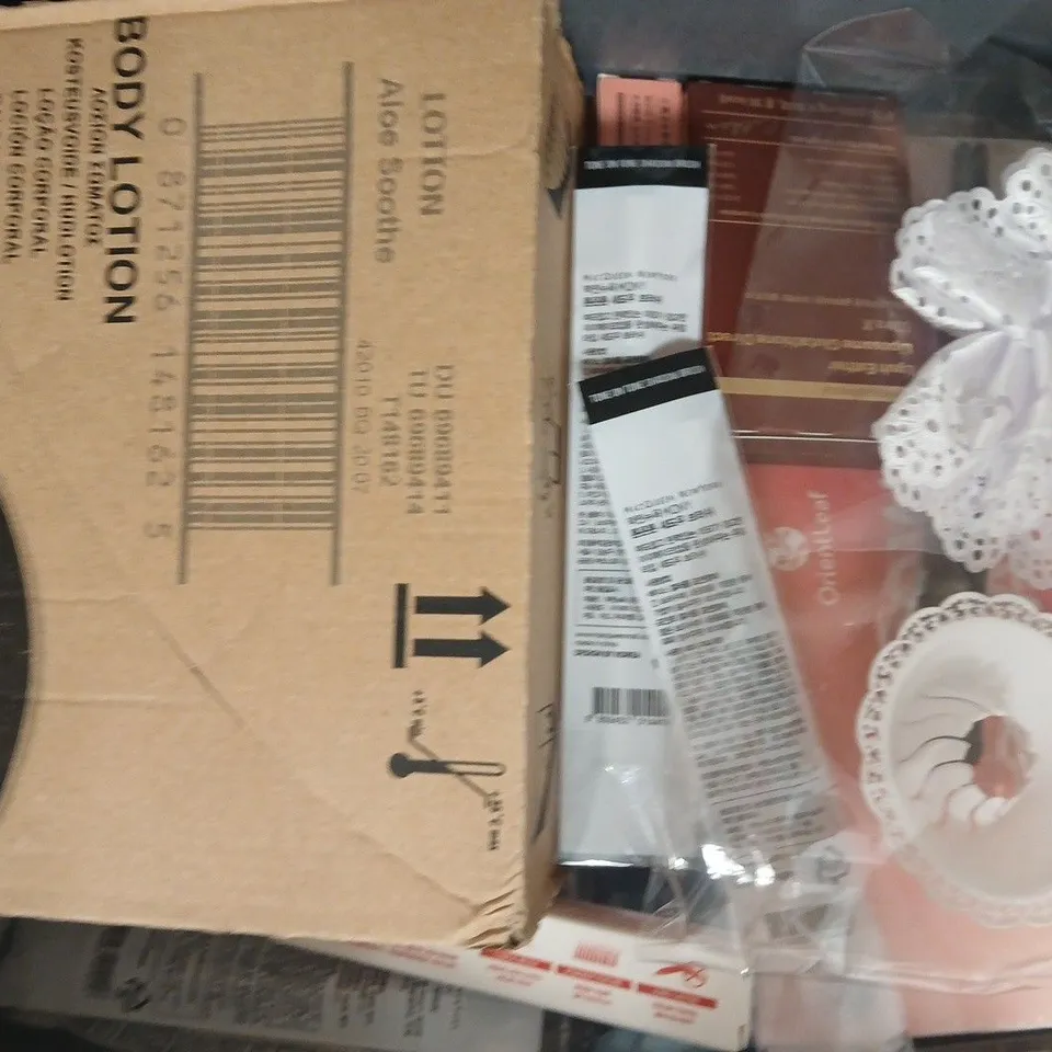APPROXIMATELY 12 ASSORTED COSMETIC ITEMS INCLUDING VARIOUS MAKES AND BRANDS - COLLECTION ONLY