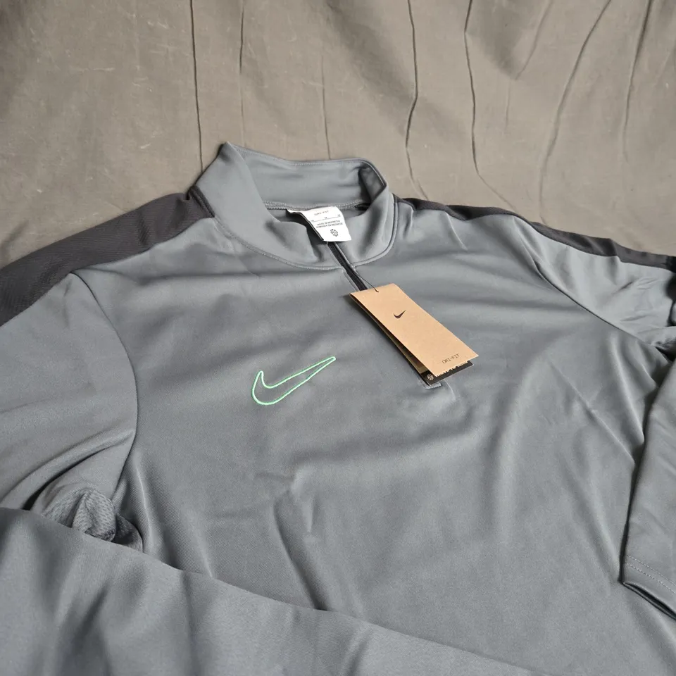 NIKE LOGO 1/4 ZIP SHIRT SIZE M