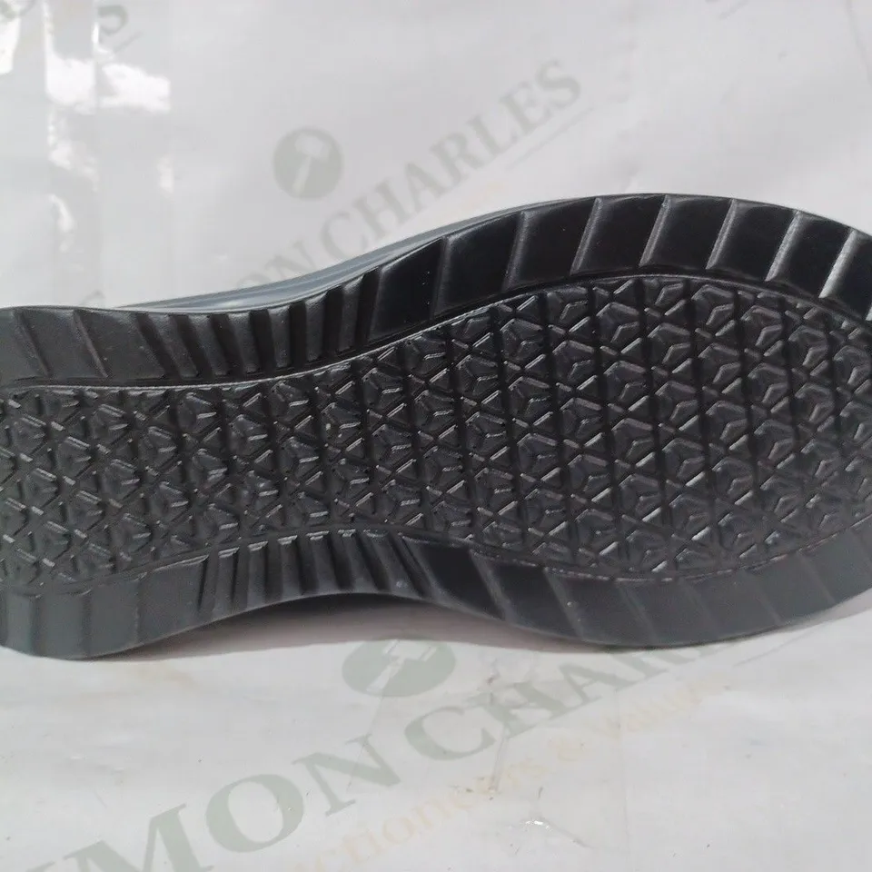 PAIR OF DESIGNER KNIT SHOES IN GREY UK SIZE 6