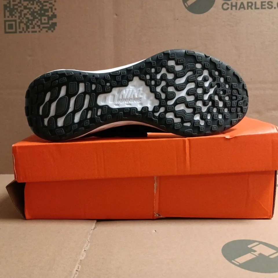 BOXED PAIR OF NIKE RUNNING TRAINERS IN BLACK/WHITE SIZE UK 4