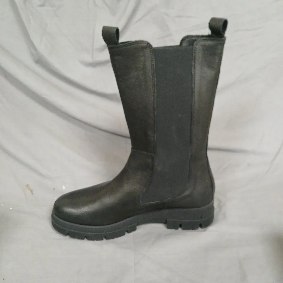 BLACK LEATHER CHUNKY TALL CHELSEA BOOTS - 40