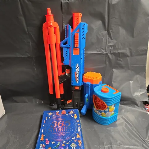 APPROXIMATELY 12 ASSORTED ITEMS TO INCLUDE DISNEY 365 STORIES BOOK, XSHOT INSANITY TOY GUN, BUBBLZ MAKER, ETC - COLLECTION ONLY