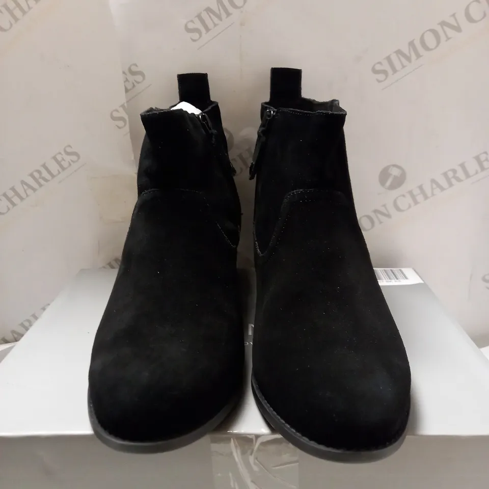 VIONIC VERA BLACK ANKLE BOOTS - SIZE 8