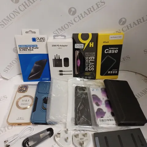 APPROXIMATELY 25 ASSORTED SMARTPHONE ACCESSORIES TO INCLUDE CASES, CHARGING CABLES, SCREEN PROTECTORS ETC
