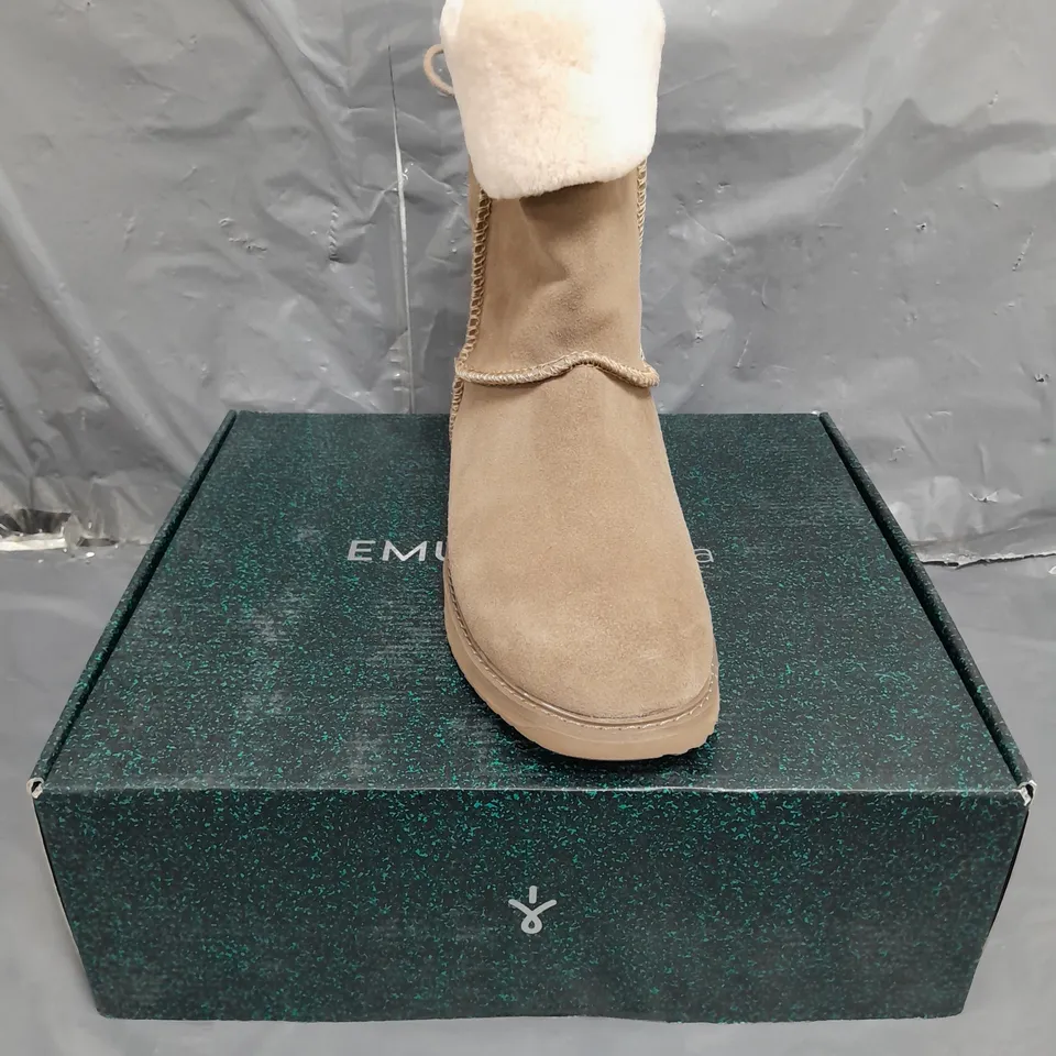 BOXED PAIR OF EMU AUSTRALIA BOOTS IN MUSHROOM SIZE 7