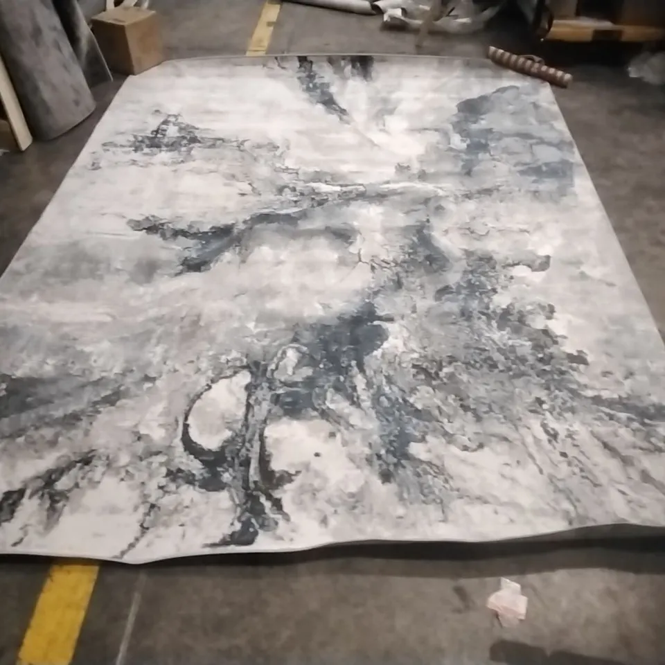 AREA RUG APPROXIMATELY 200X275CM