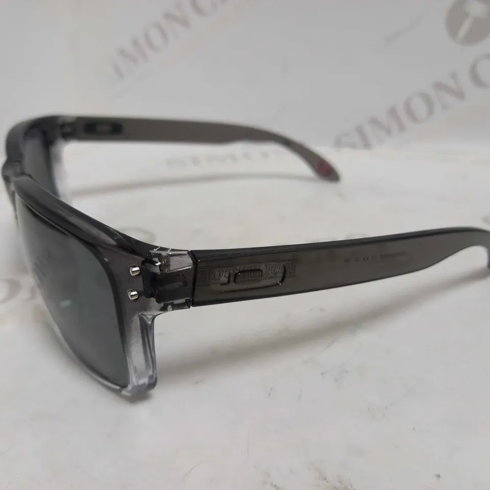 OAKLEY RECTANGULAR GREY FRAME SUNGLASSES RRP £171