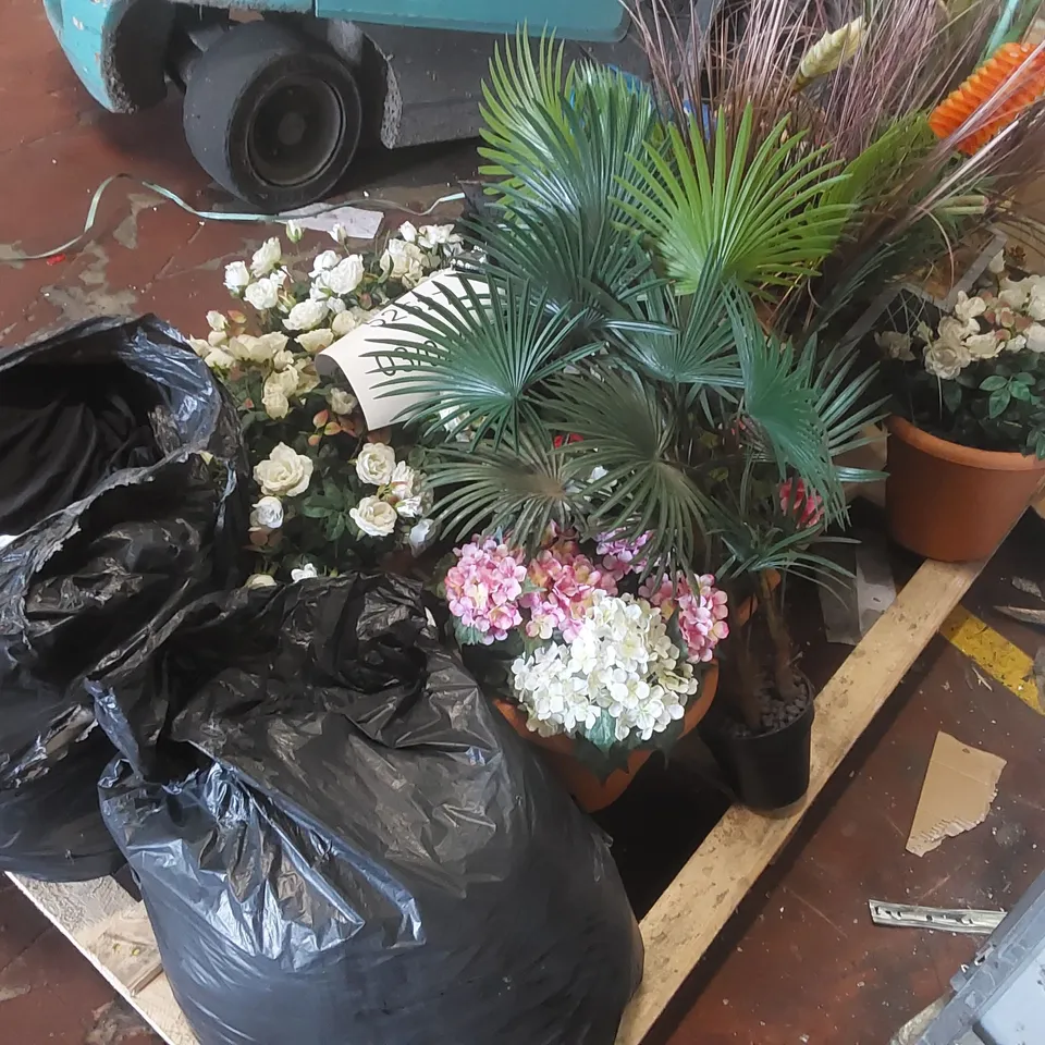 PALLET CONTAINING A LARGE QUANTITY OF ASSORTED RESTAURANT DECORATION ITEMS INCLUDING: FAKE PLANTS, WALL DECOR, ARTIFICIAL FLOWERS, CHAIR COVERS, COLOURFUL FABRICS ECT