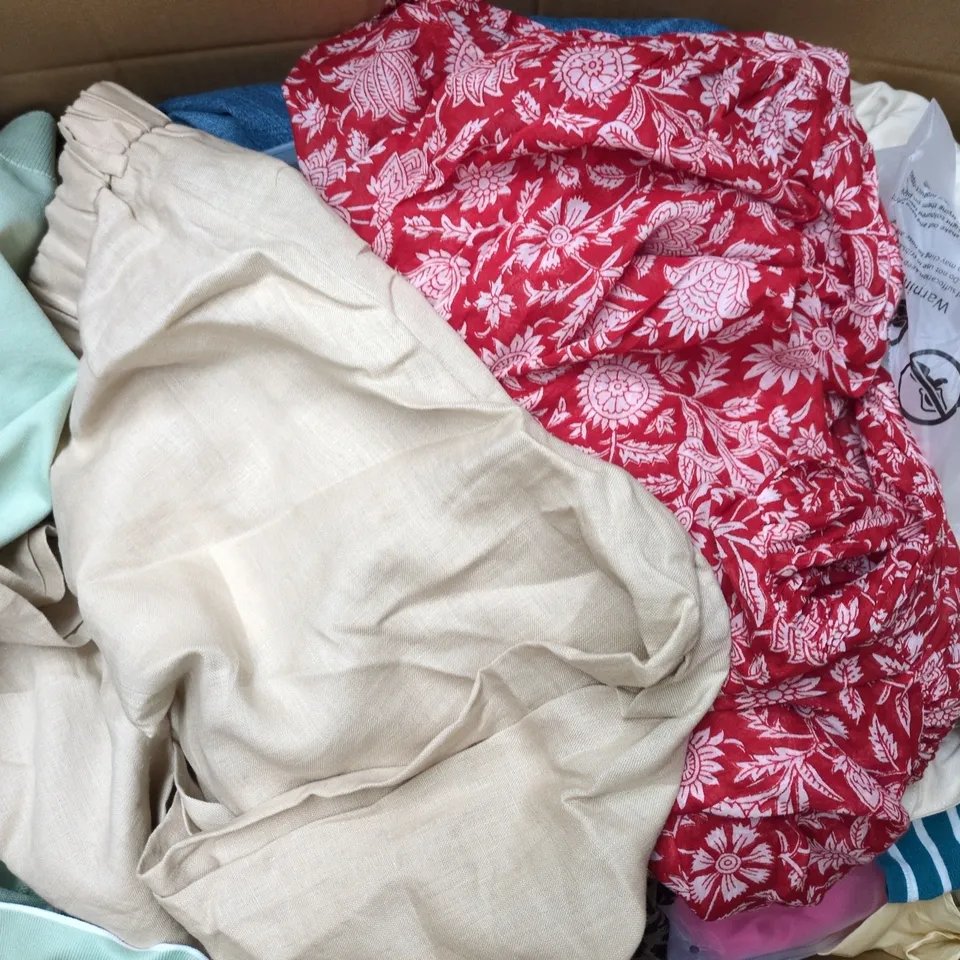 APPROXIMATELY 30 ASSORTED CLOTHING ITEMS IN VARIOUS SIZES, STYLES & COLOURS TO INCLUDE BRANDS SUCH AS MINT LIMIT, WHITE STUFF, GEORGE, ETC - COLLECTION ONLY