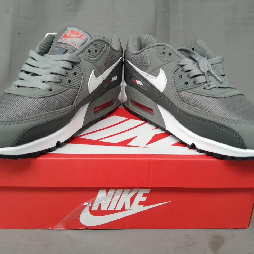 BOXED PAIR OF NIKE AIR MAX 90 ESSENTIALS SHOES IN GREY/WHITE UK SIZE 7