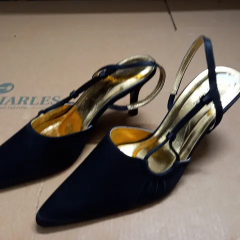 PAIR OF VIA PELLE HEELED SHOES - 5