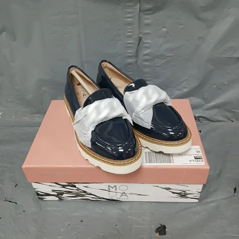 BOXED PAIR OF MODA IN PELLE EVELLA CHUNKY LOAFER WITH CHAIN IN NAVY PATENT SIZE 3