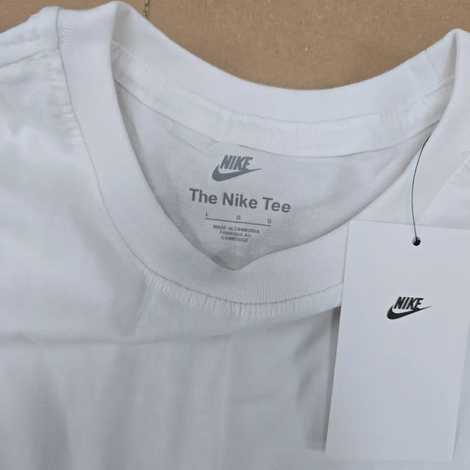 NIKE THE NIKE TEE IN WHITE - LARGE