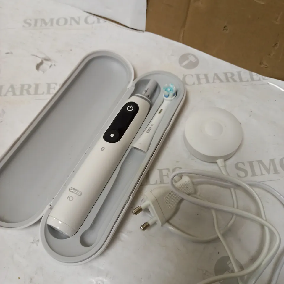 ORAL-B IO7 WHITE ULTIMATE CLEAN ELECTRIC TOOTHBRUSH WITH CARRY CASE