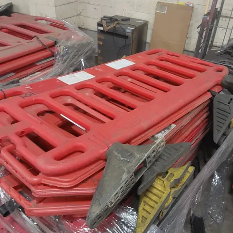 PALLET CONTAINING APPROXIMATELY 18x PLASTIC ROAD BARRIERS