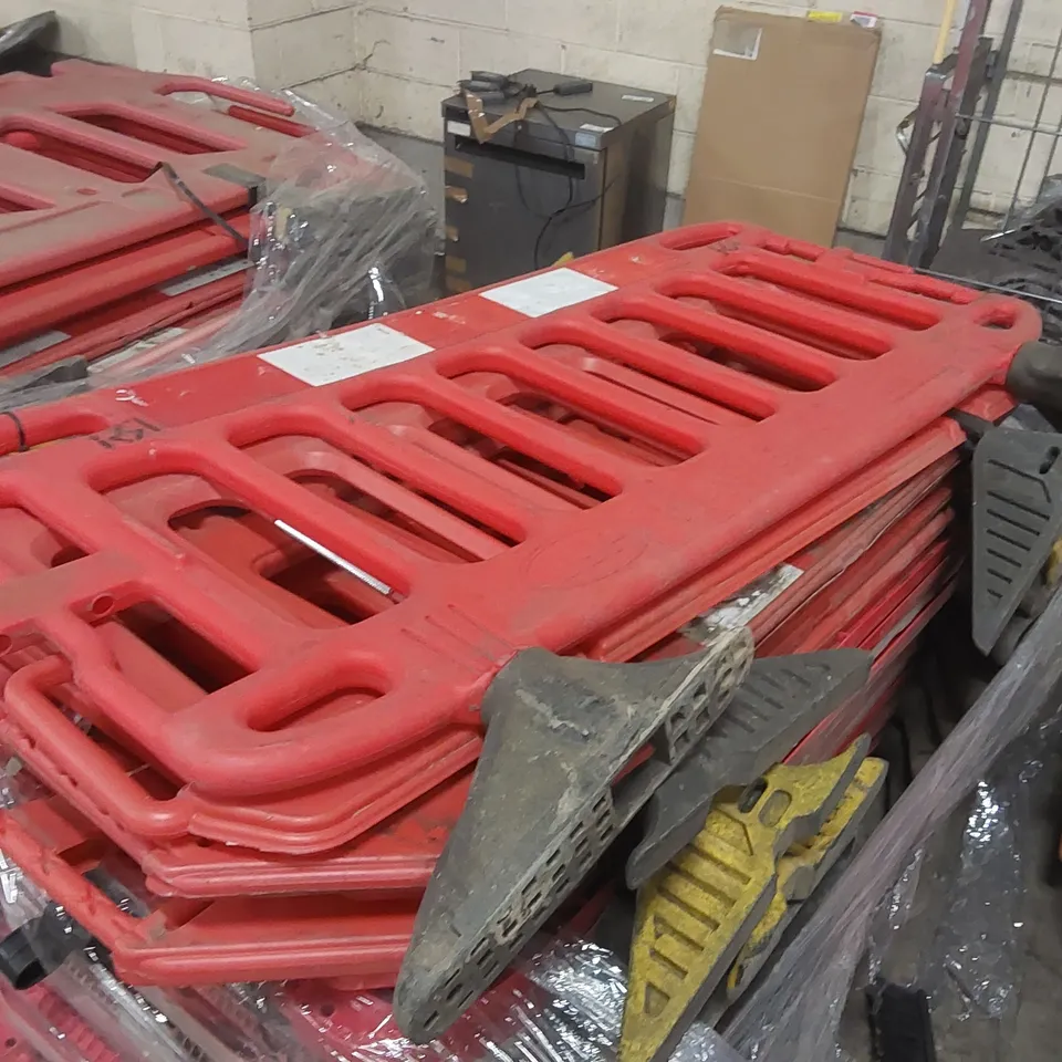 PALLET CONTAINING APPROXIMATELY 18x PLASTIC ROAD BARRIERS