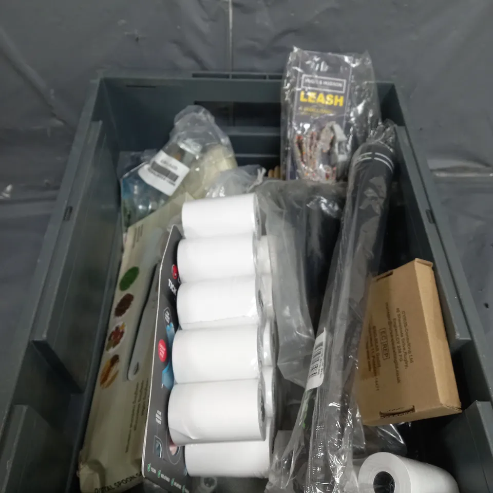 APPROXIMATELY 10 ASSORTED HOUSEHOLD ITEMS TOO INCLUDE DOG LEAD , SPOON SCALE , ETC 