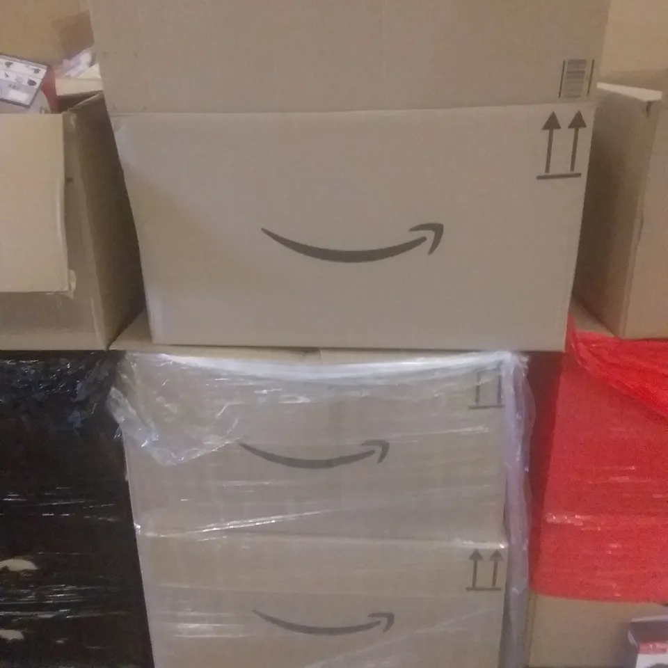 PALLET OF ASSORTED ITEMS INCLUDING 360 SWIVEL MOP HEAD, IPAD PROTECTIVE CASE, ARTIFICAL GRASS, CHRISTMAS WINDOW DECORATION