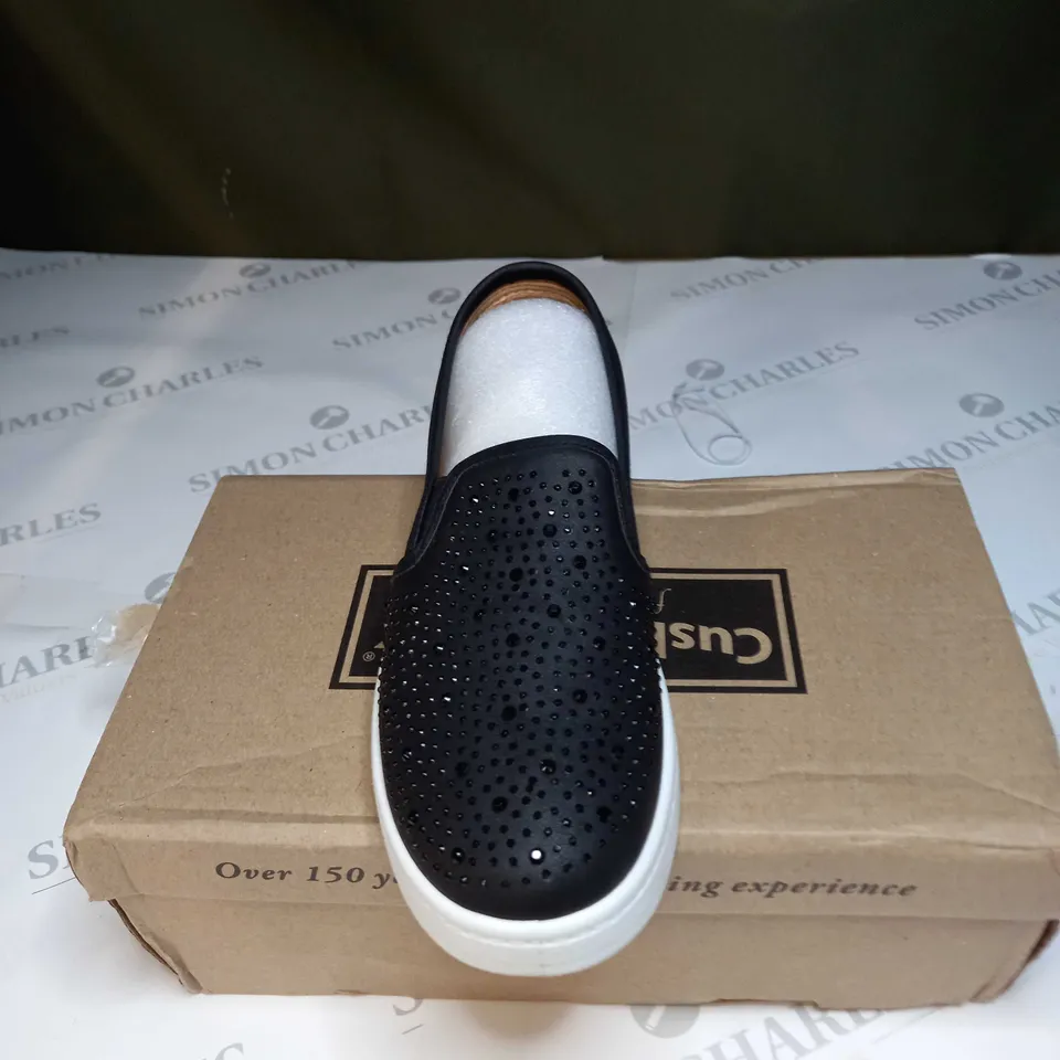 CUSHION-WALK DIAMAND TRAINERS SIZE 4